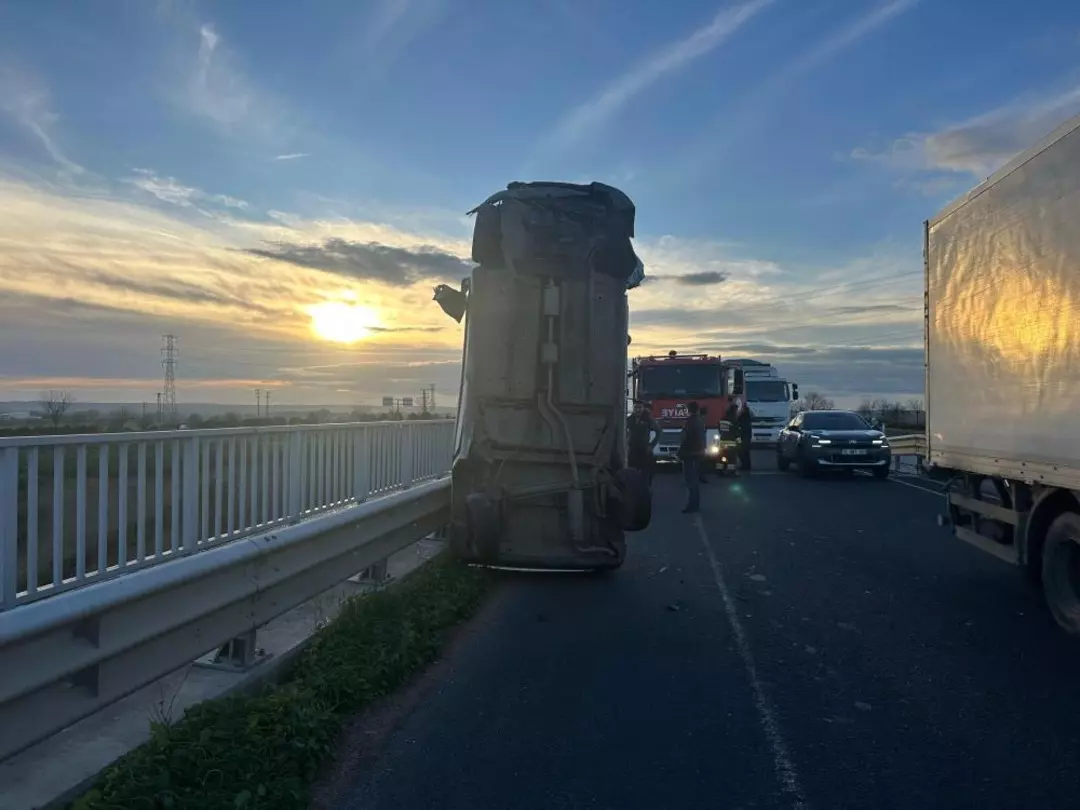Tekirdağ'da kontrolden çıkarak bariyerlere çarpan araç dik durdu.