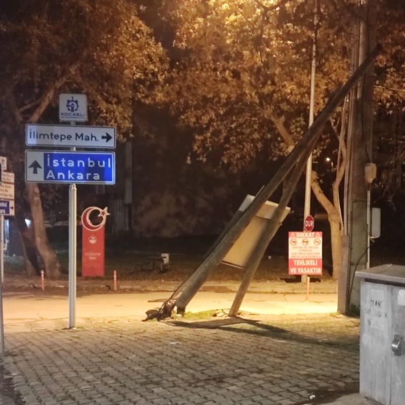 Hacı Osman Mahallesi’nde Tehlike: Yola Bakan Tabela Yamuk Duruyor
