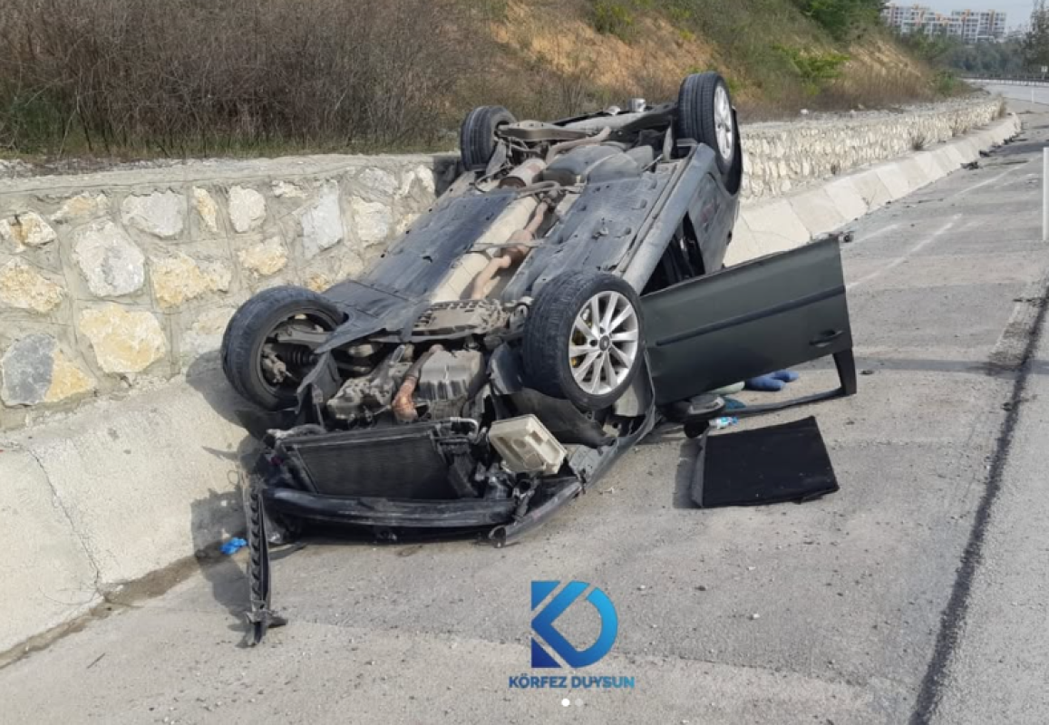 İZMİT-KANDIRA YOLUNDA OTOMOBİL TAKLA ATTI: 4 YARALI
