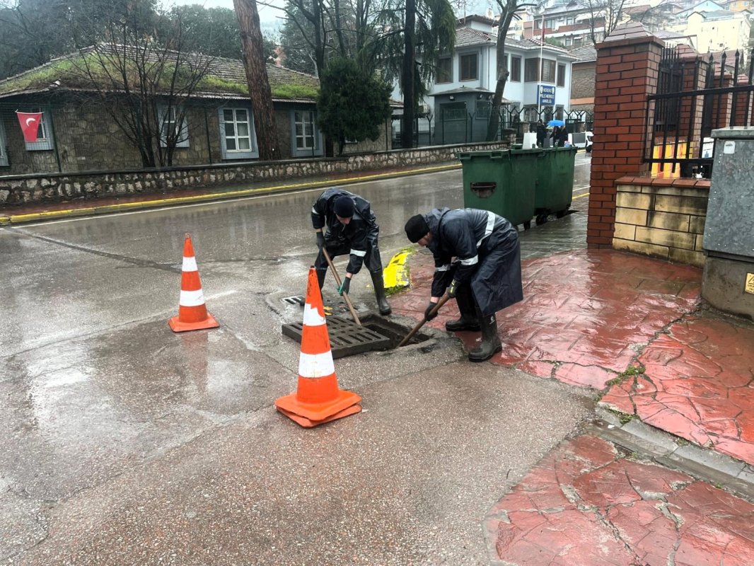 Büyükşehir, su baskını ve taşkın riskine karşı sahada