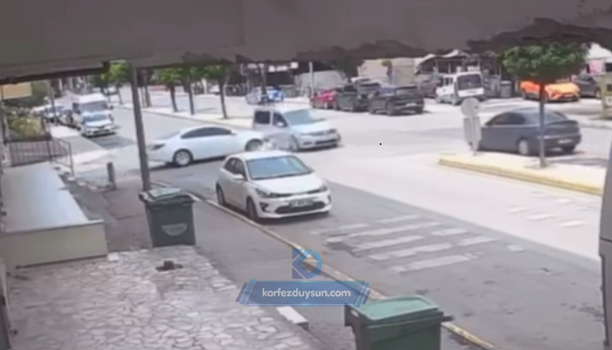 Yeniyalı Mahallesi'nde Trafik Kazası: Araç Kaldırıma Çıkıp Yön Tabelasına Çarptı