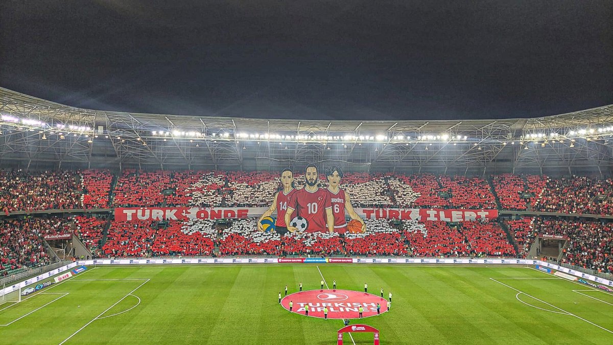 Kocaeli Stadyumu'nda koreografi: "Türk önde, Türk ileri!"