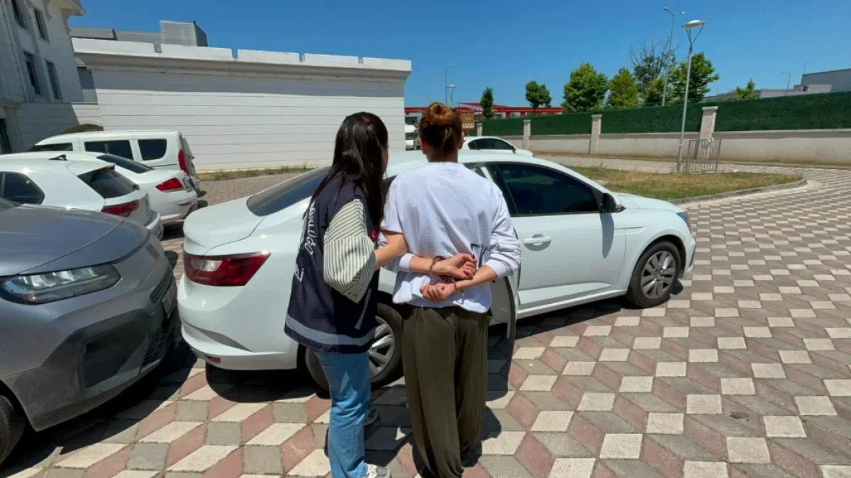 Ev soyan hırsızlar otoyolda yakalandı!