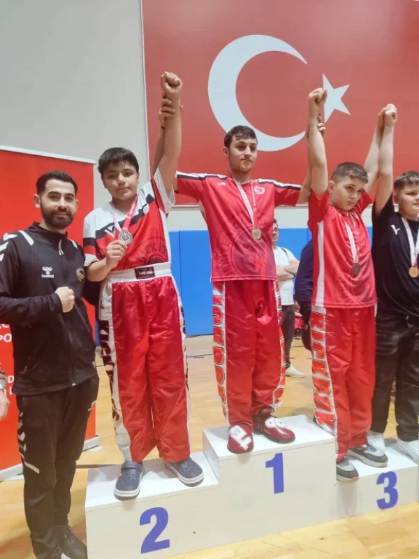 Körfezli minik boksörler Kandıra’da madalya kazandı