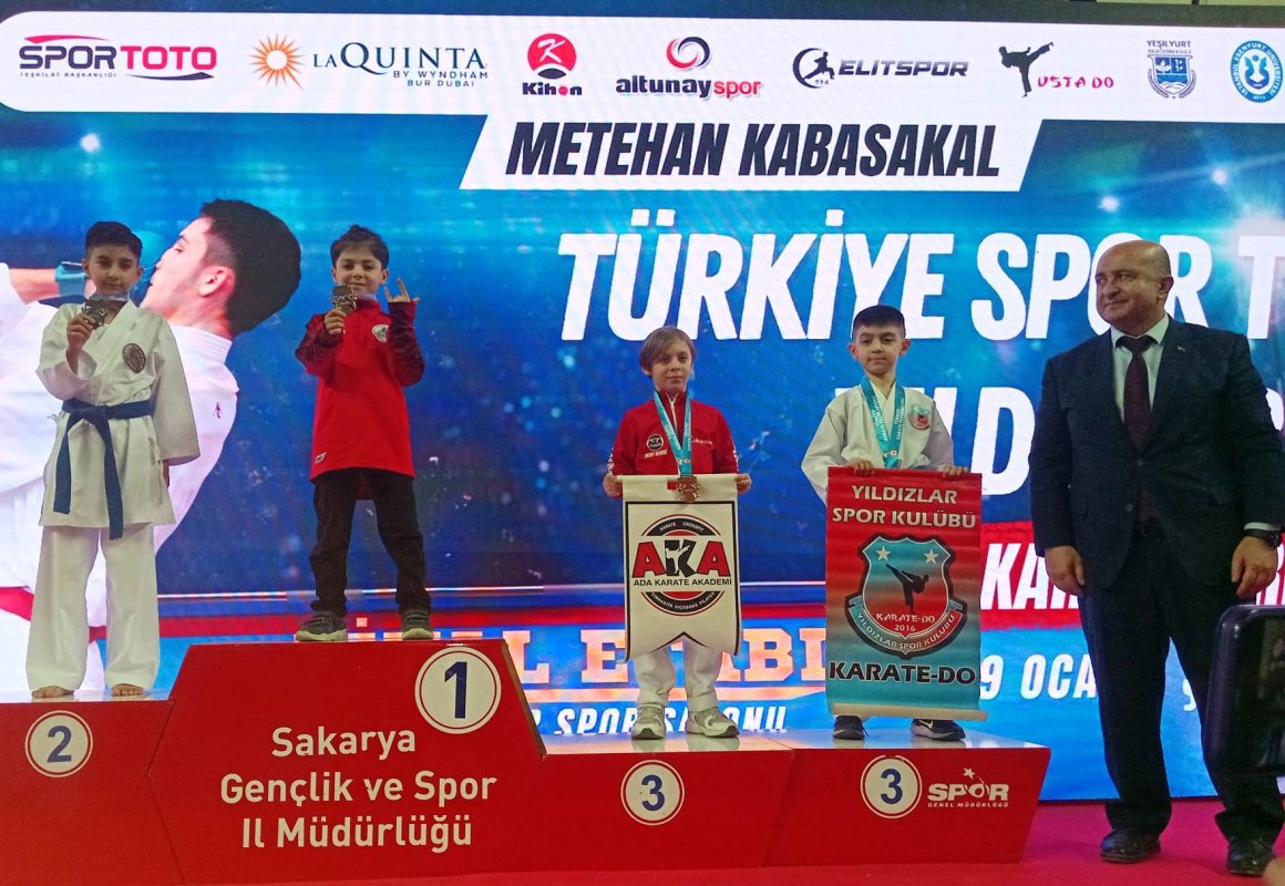 Körfezli karatecilere Sakarya’da madalya yağmuru