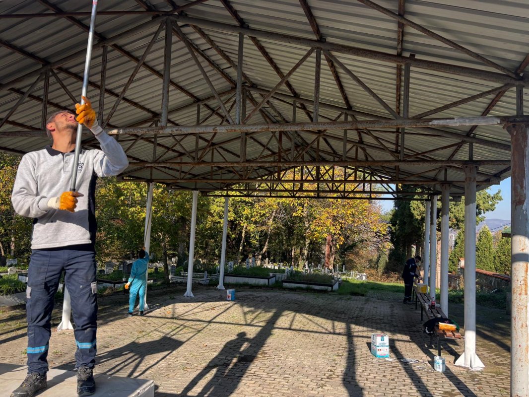 Mezarlıklarda durmaksızın çalışmaya devam