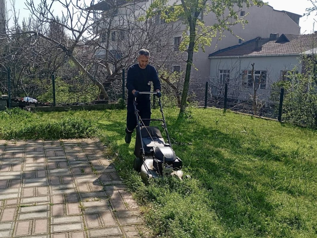 Körfez’de yeşil alanlarda bahar bakımı
