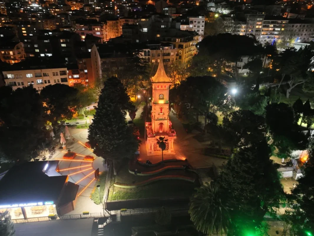 İzmit Saat Kulesi ışıl ışıl parlıyor