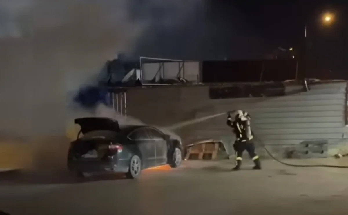 Gebze’de park halindeki araç alevlere teslim oldu!