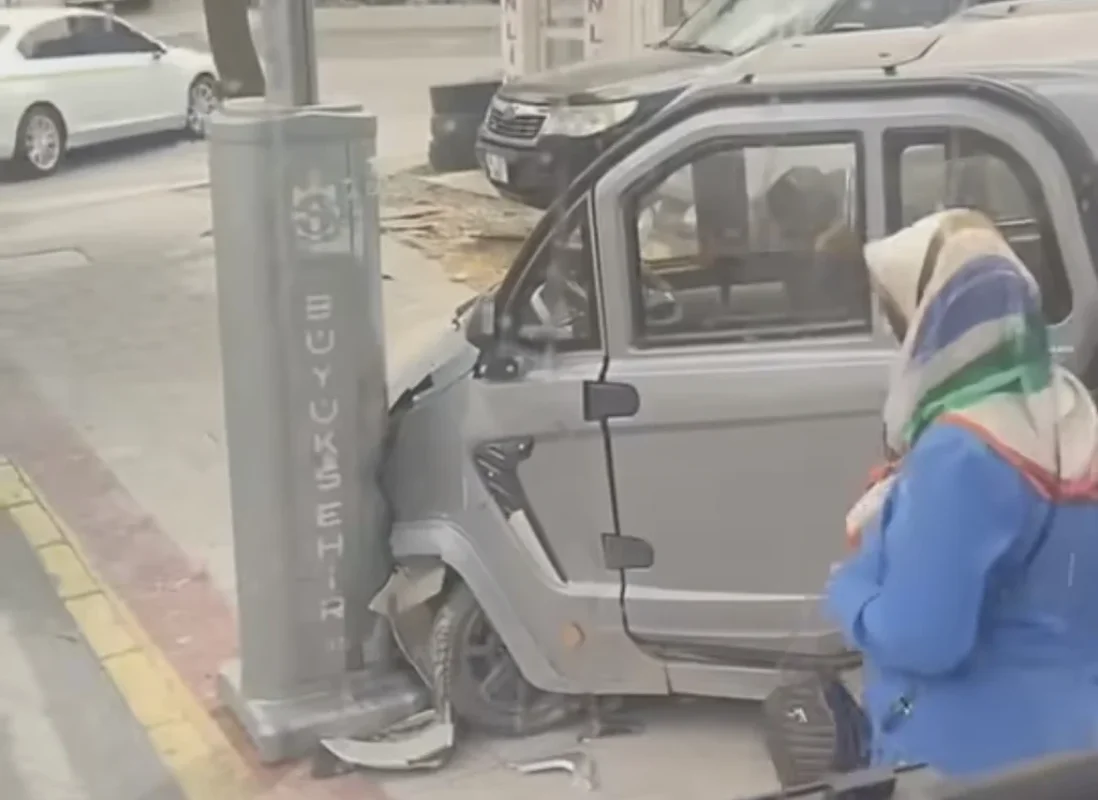 Elektrikli araç Körfez’de direğe çarptı!