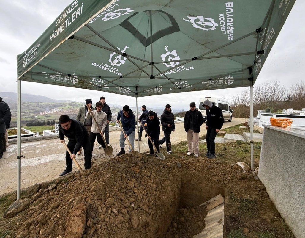 Kocaeli'de kimsesiz vatandaşı öğrenciler son yolculuğuna uğurladı