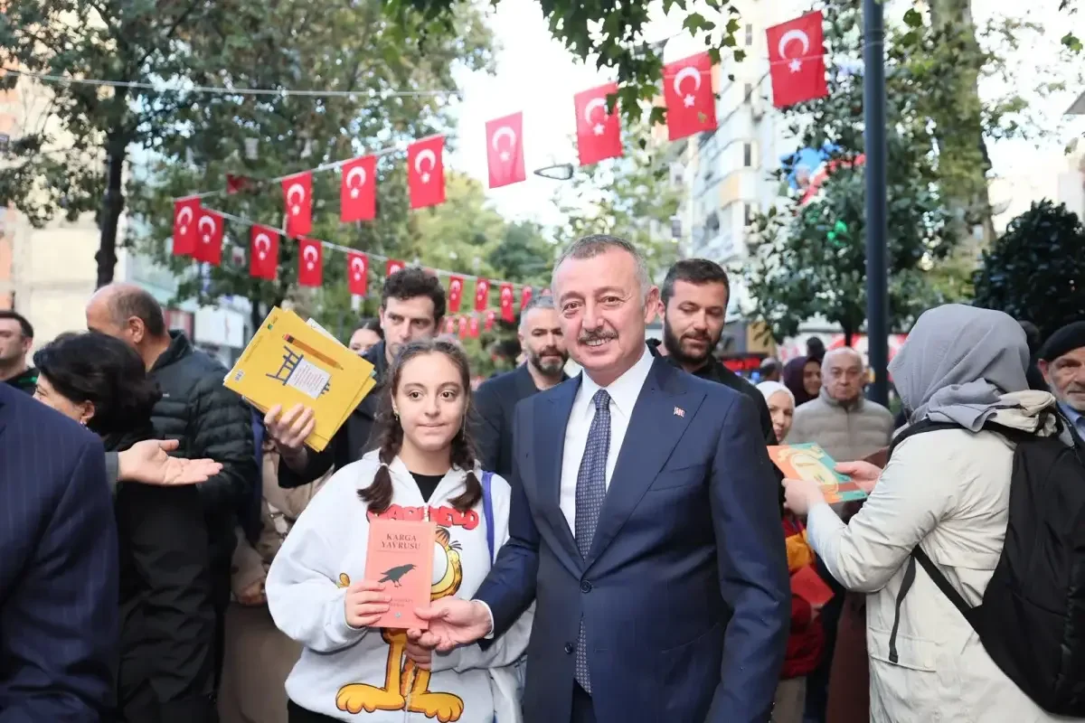 Ağaçlardaki binlerce kitap kısa sürede toplandı
