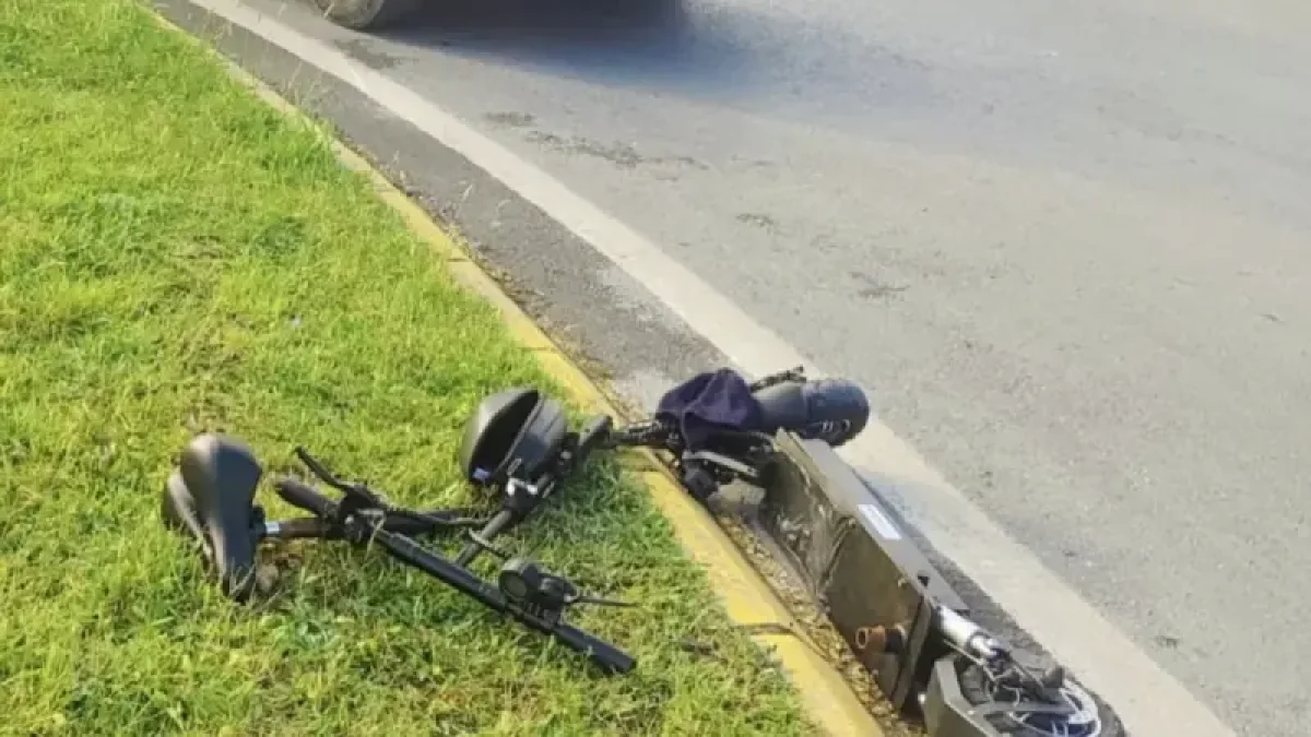 Kavşakta servise çarpan scooter sürücüsü yaralandı!