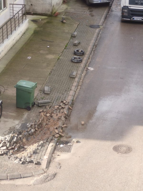 Güney Mahallesi’nde kaldırımlar yine bozuldu: Tepkiler artıyor