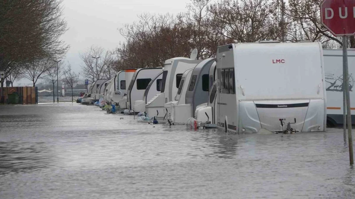 Kocaeli'de Karavanlar Su İçinde Kaldı, Otopark Sulara Teslim Oldu
