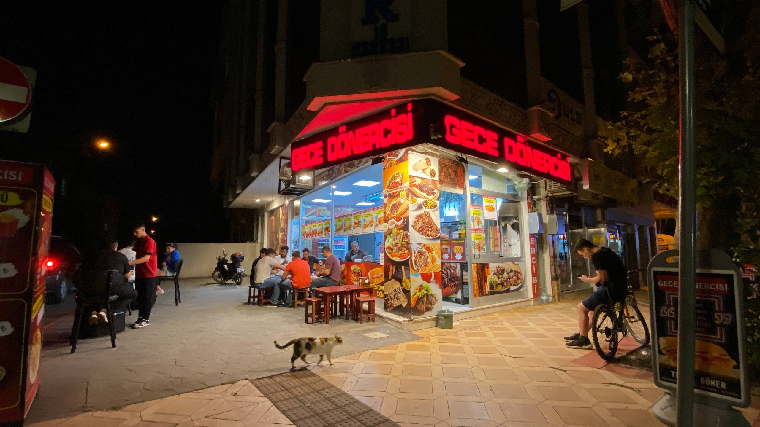 Körfez'de gecenin lezzet durağı: Gece Dönercisi Vedat Usta hizmette