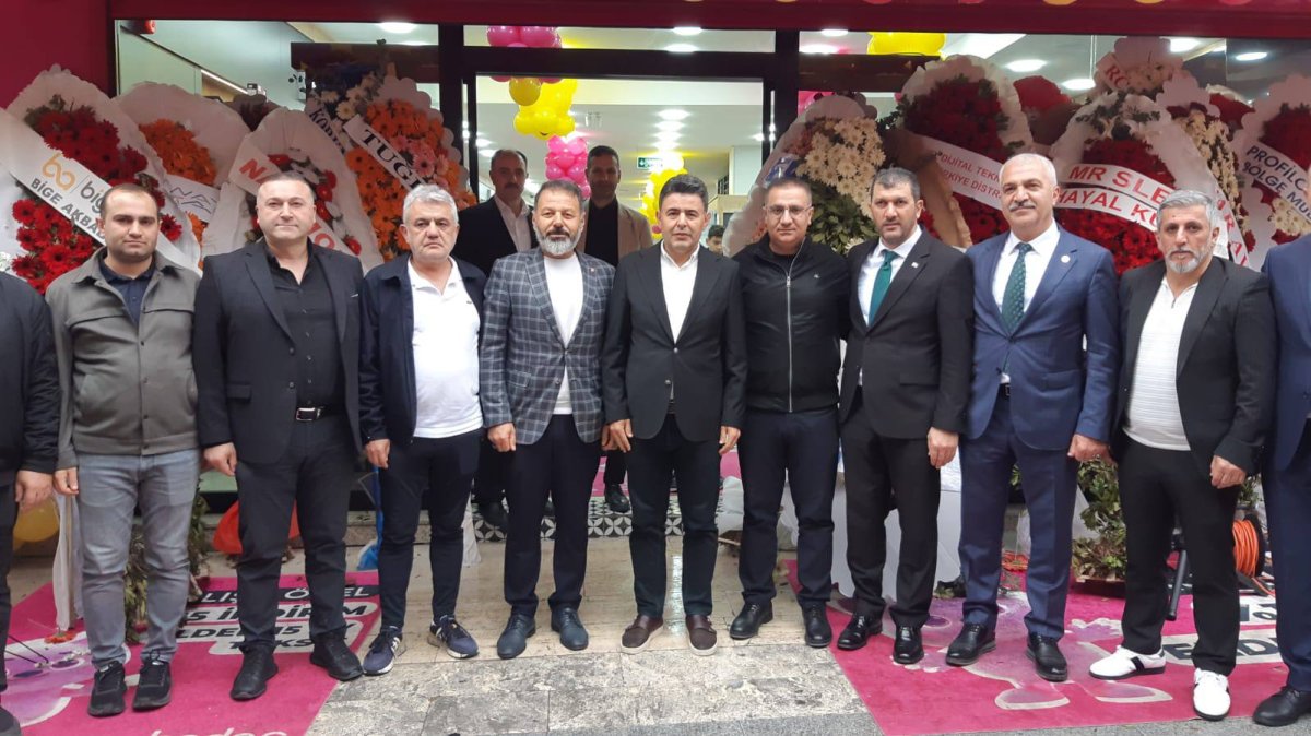 Bakan Yardımcısı Osman Poyraz Hedef ailesinin mutluluğunu paylaştı. 