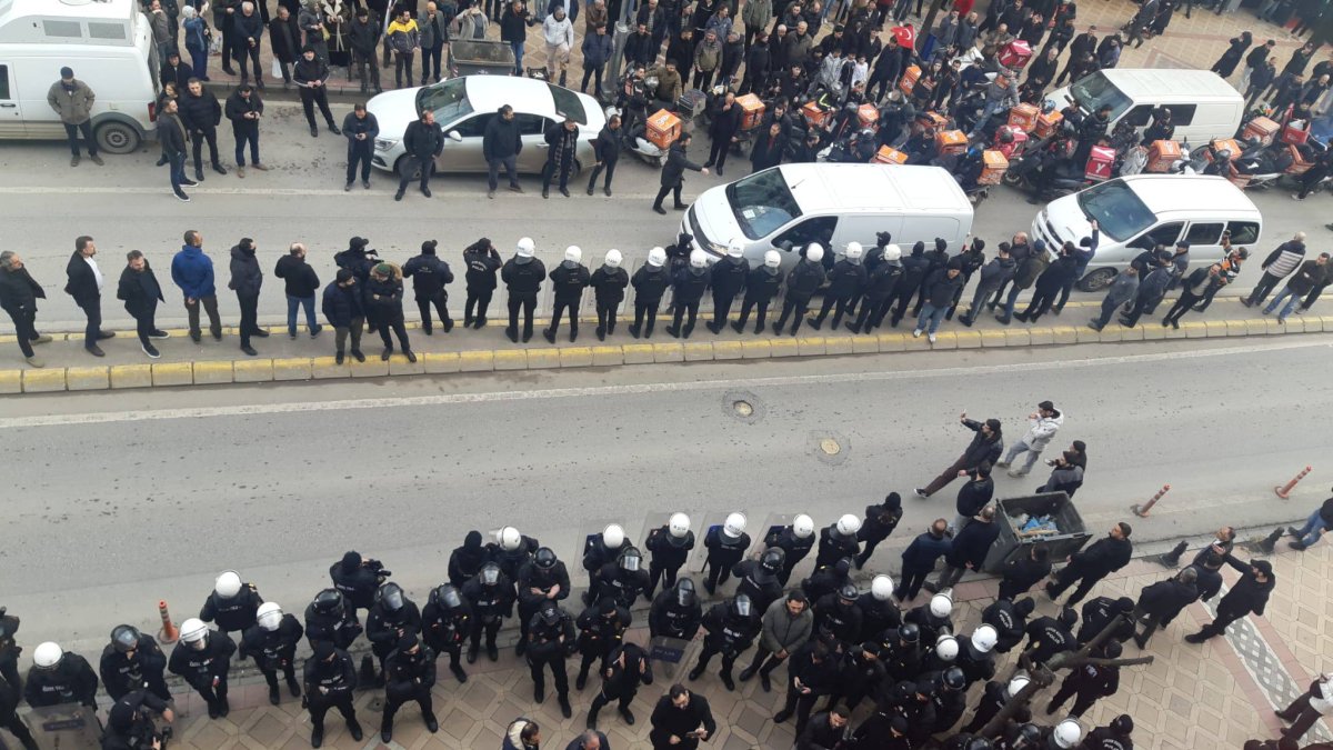 Dem açıklama yaparken esnaf Türk Bayrağı astı. 