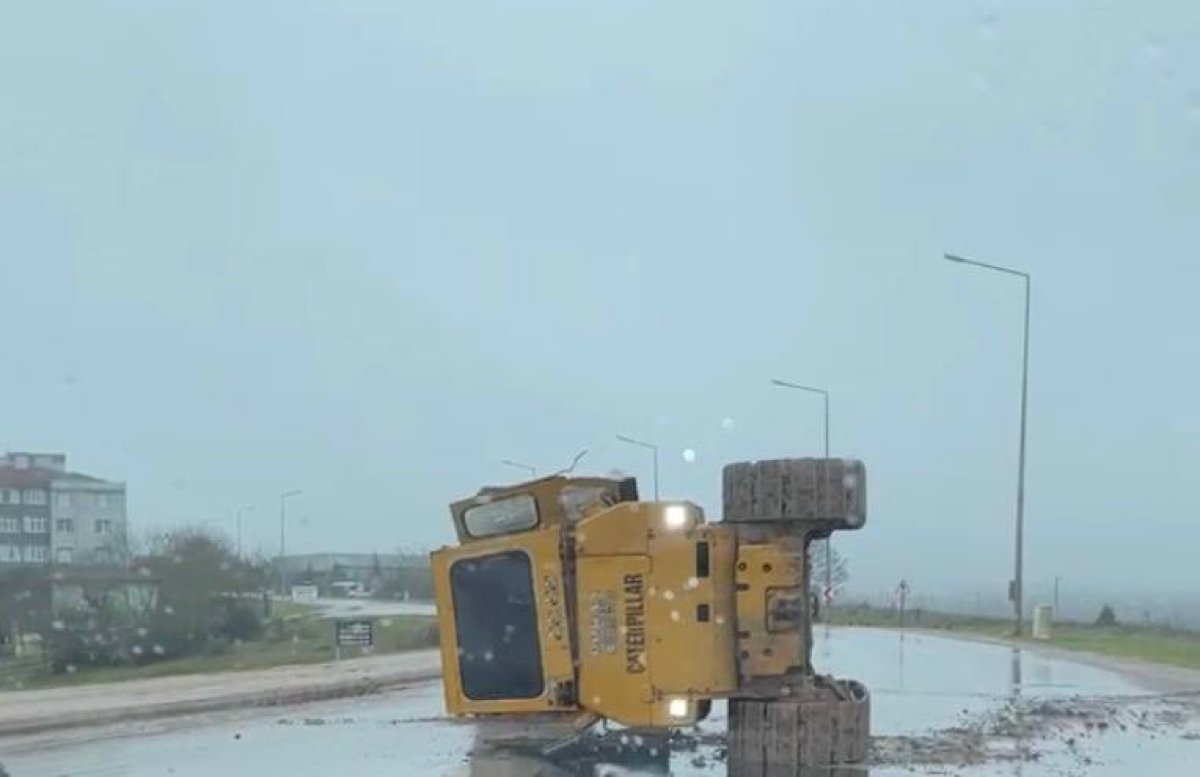 İlimtepe’de İş Makinesi Devrildi