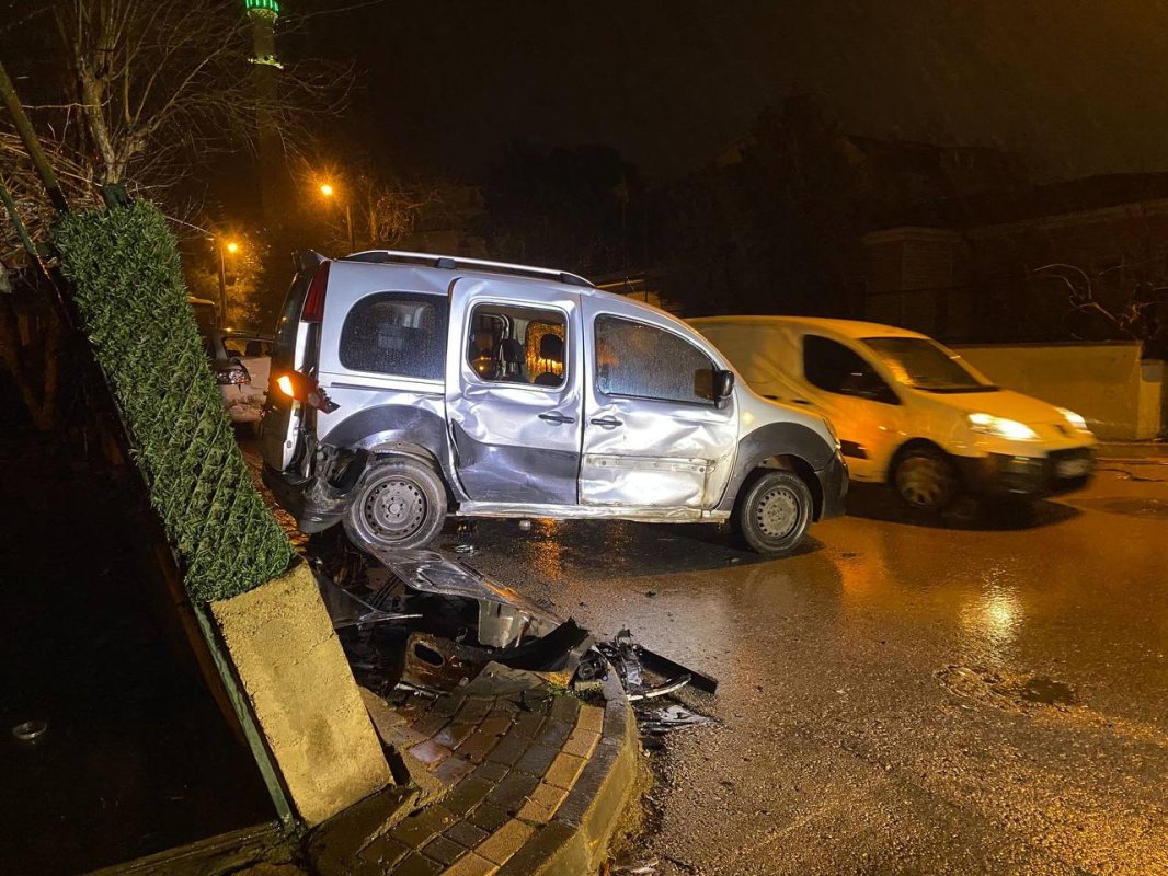 Körfez’de kontrolden çıkan minibüs dehşet saçtı: 1 yaralı!