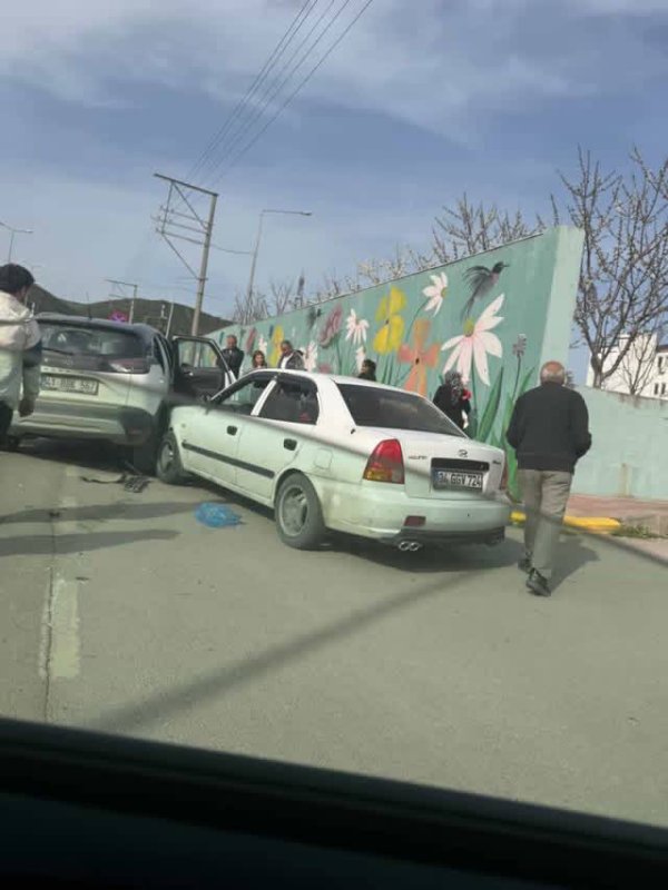 Körfez Kaymakamlığı Önünde Maddi Hasarlı Trafik Kazası