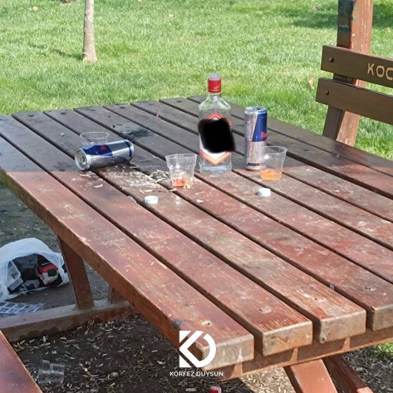 YARIMCA SAHİLİ’NDE ÇİRKİN GÖRÜNTÜLER: ÇARDAKLAR ÇÖP İÇİNDE BIRAKILDI