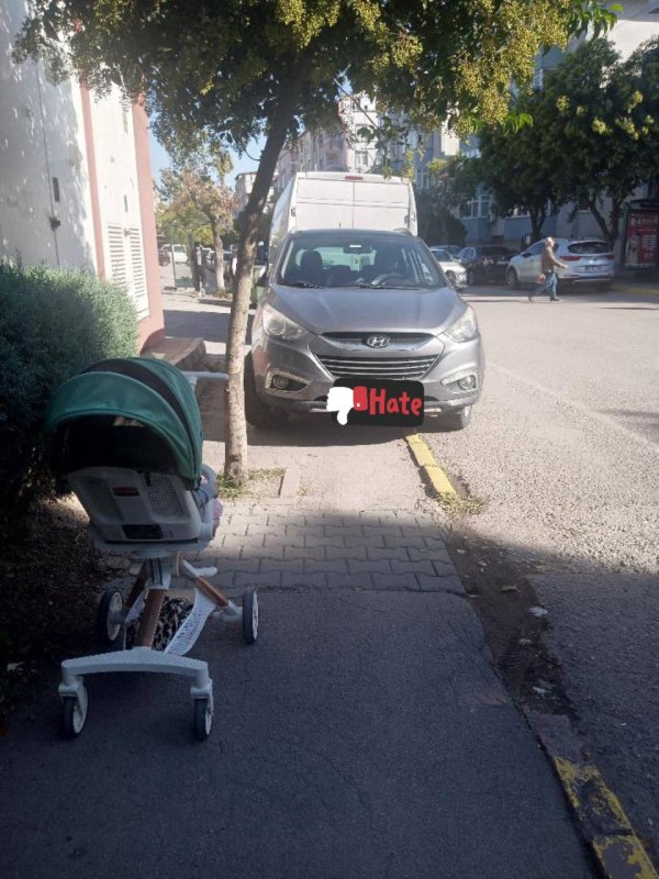 KALDIRIMLAR İŞGAL ALTINDA: YAYALAR YOLA İNMEK ZORUNDA KALIYOR