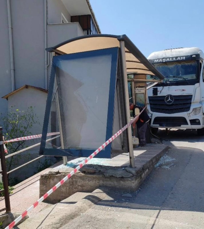 Hereke’de Facianın Eşiğinden Dönüldü: Kontrolden Çıkan TIR Durağa Çarptı
