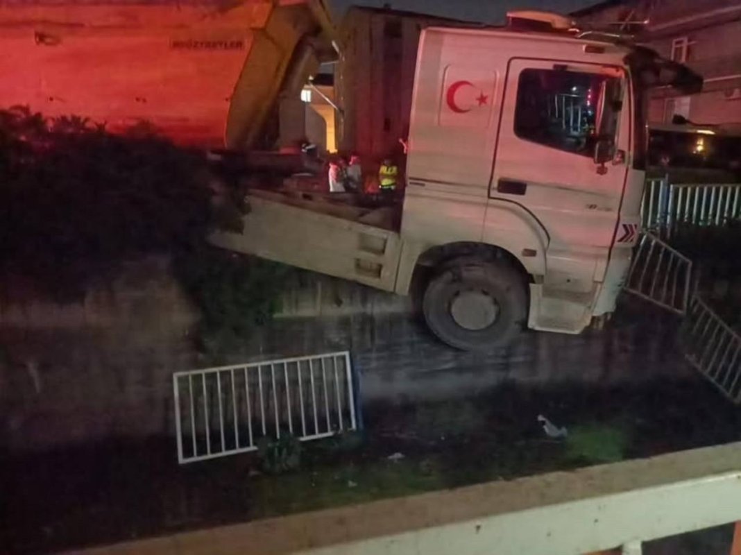 Yarımca’da Freni Boşalan TIR Su Kanalına Düştü