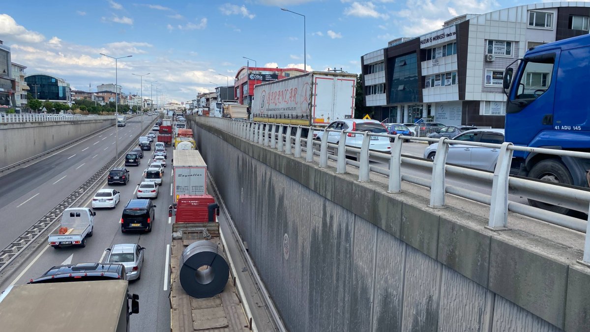 TEM'deki yol çalışması trafiği felç etti: Hereke-Körfez arası 3 saat sürdü