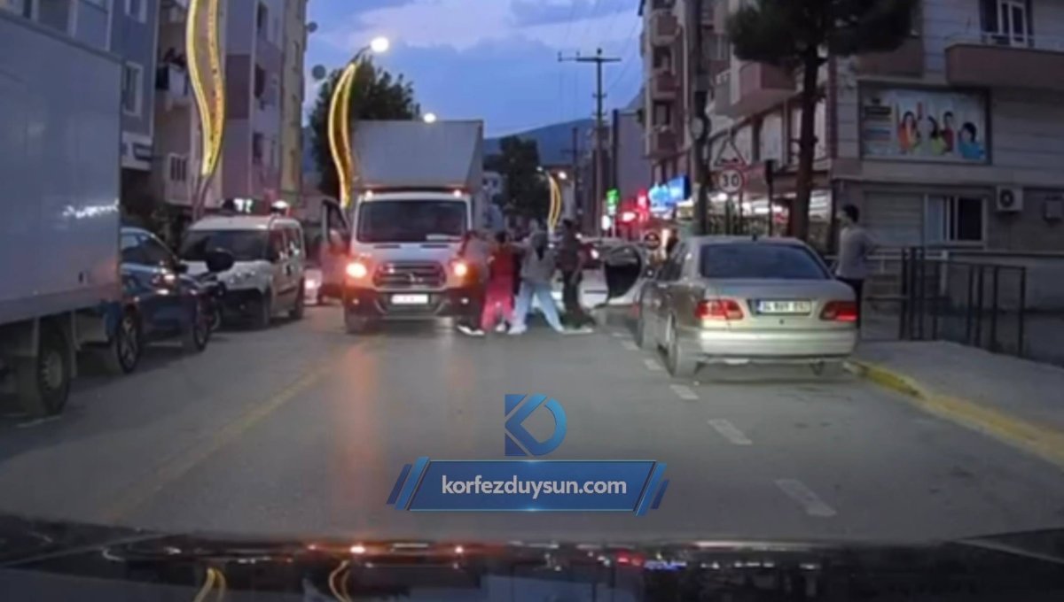 Derince'de yol verme tartışması kavgaya dönüştü: O anlar kamerada