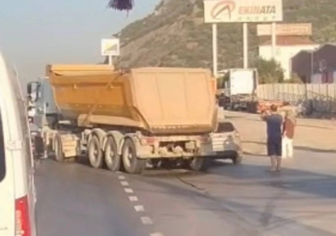 Şirinyalı Mahallesi D-100'de Kamyon ile Otomobil Çarpıştı