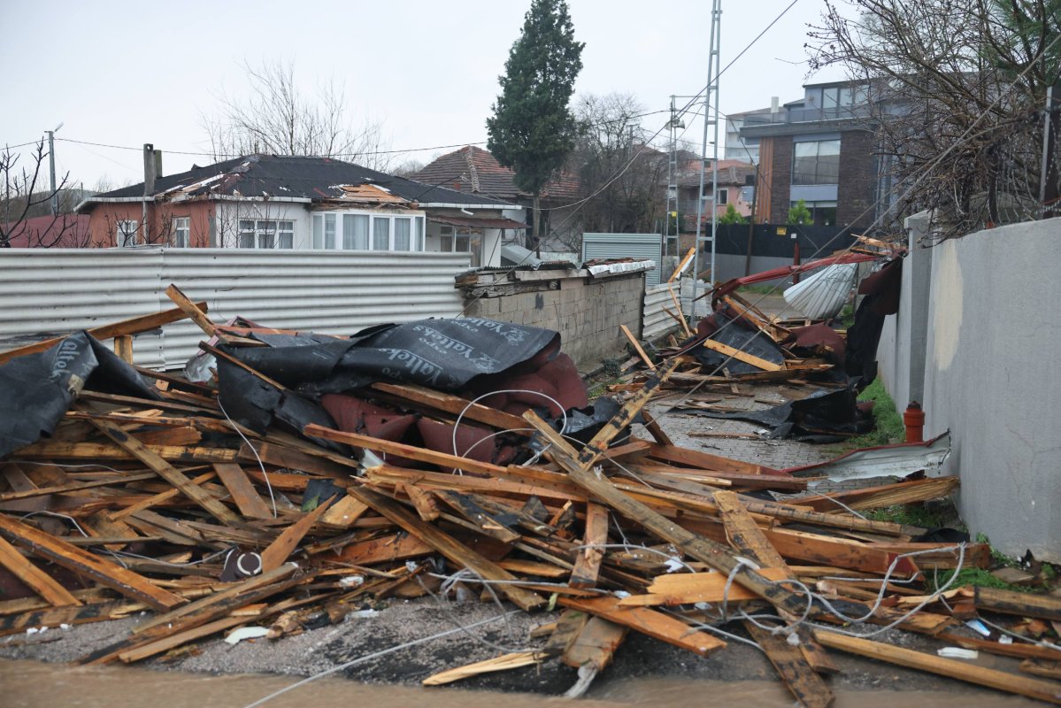 Körfez’i Fırtına Vurdu: Çok Sayıda Çatı Uçtu, Maddi Hasar Büyük