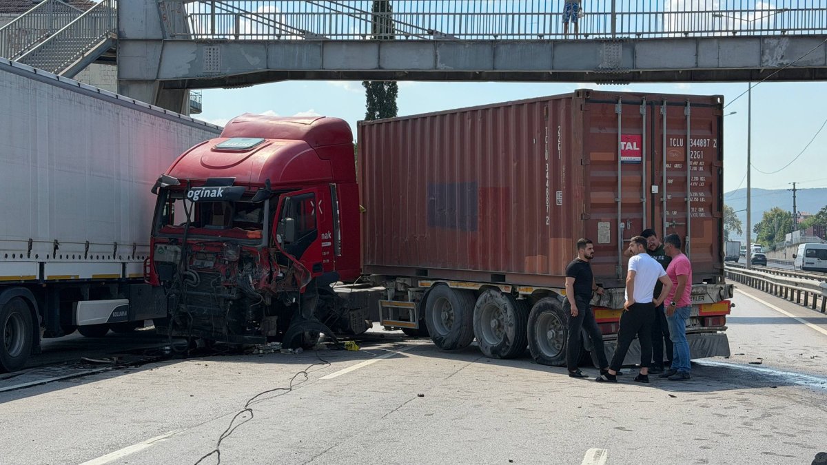 Körfez D-100'de Facianın Eşiğinden Dönüldü: TIR Bariyerleri Aşıp Karşı Şeride Geçti