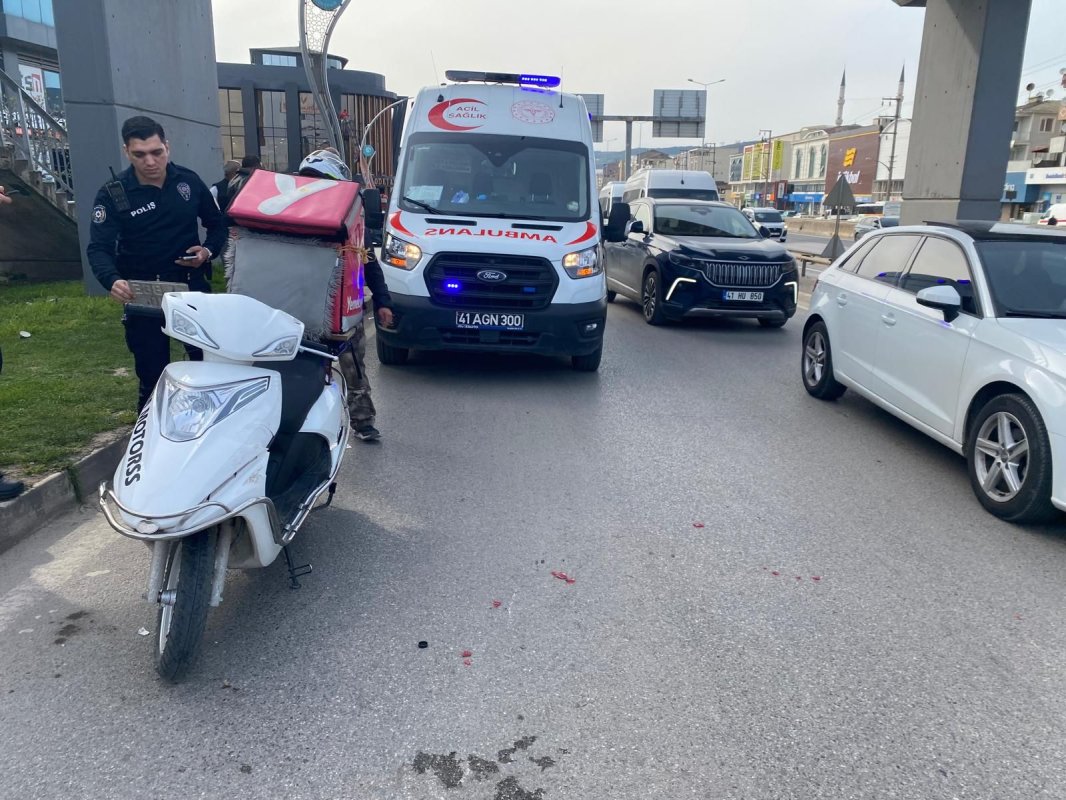 Siparişe yetişmeye çalışan kurye servis minibüsüne çarptı